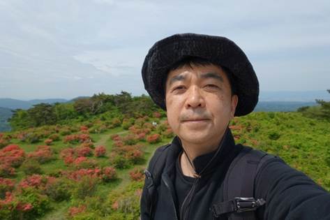 �X�q�����Ԃ��Ă���j�͎R�̑O�ɗ��j��

AI �ɂ���Đ������ꂽ�R���e���c�͊Ԉ���Ă���\��������܂��B