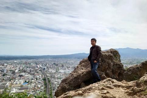 ��R�̒���ɗ��j��

�����I�ɐ������ꂽ����